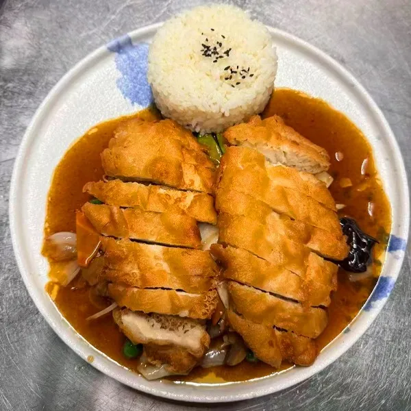 Knuspriges Hühnerfleisch mit Wok Gemüse